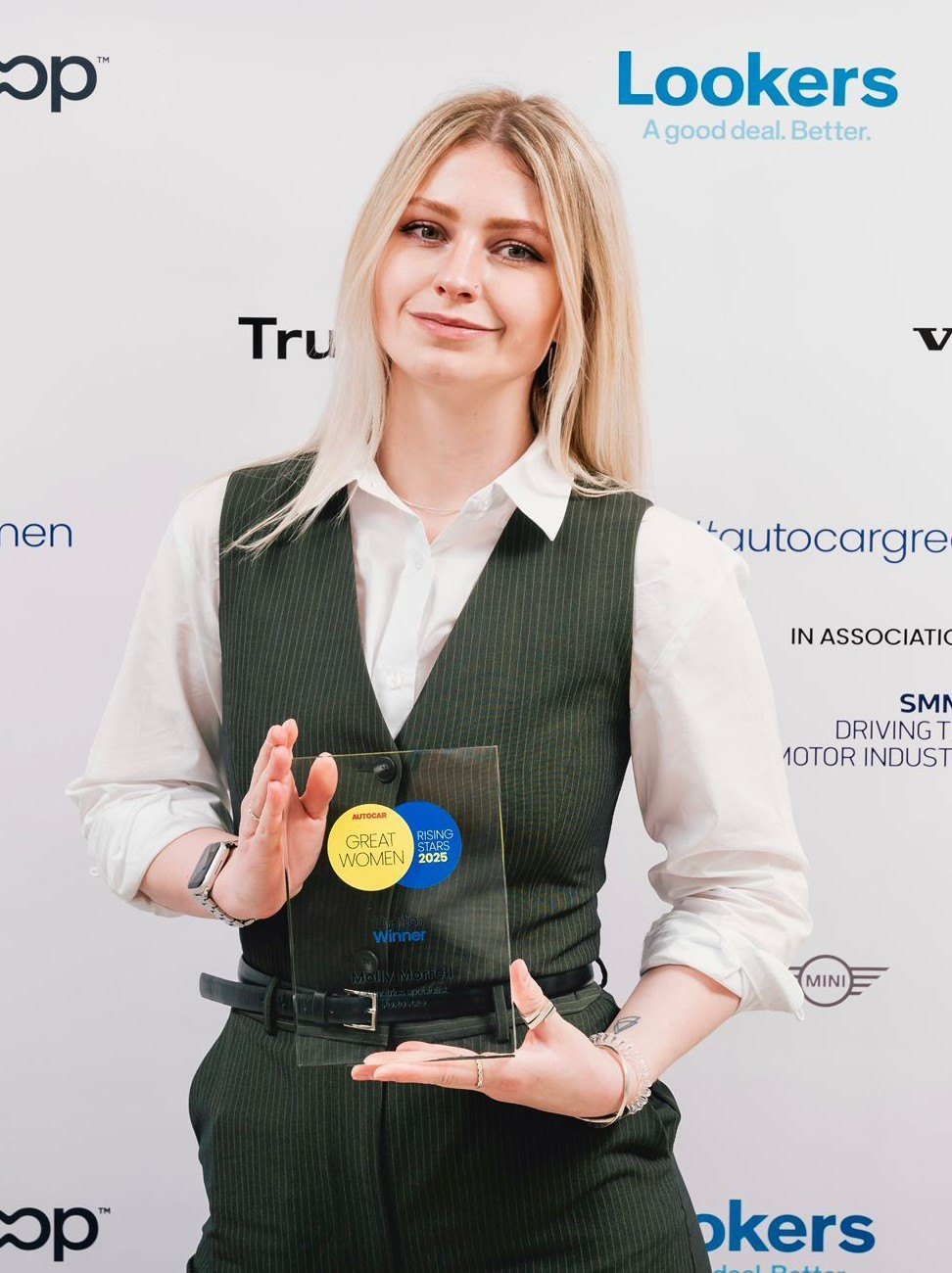 Molly holding the Autocar Great Women 2025 Rising Stars award